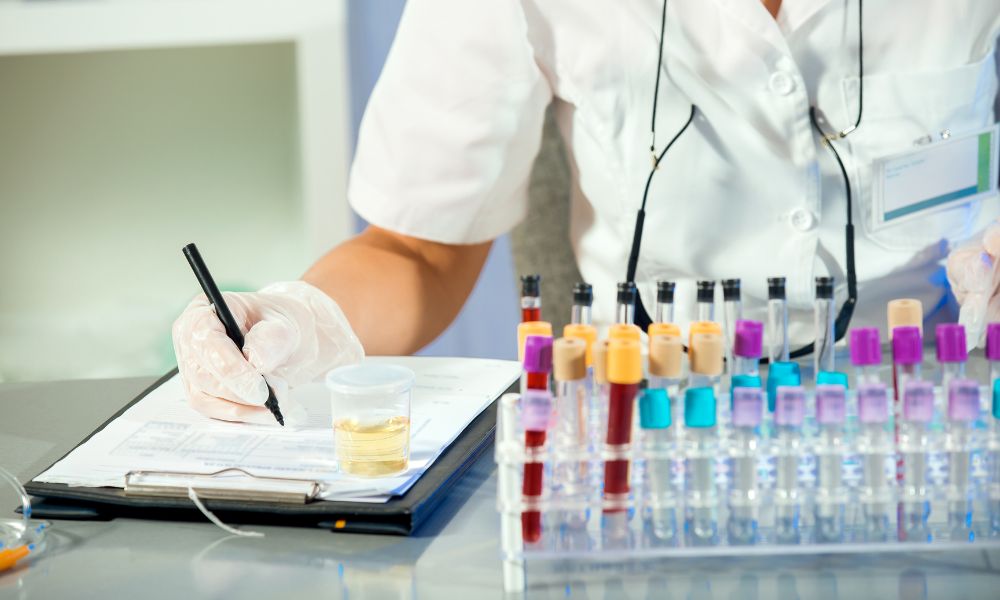 Análisis químico: detección de glucosa, proteínas, cetonas y más